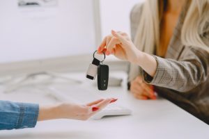В Москве продают почти новую «Оку» с «красивыми» номерами за 400 тысяч рублей