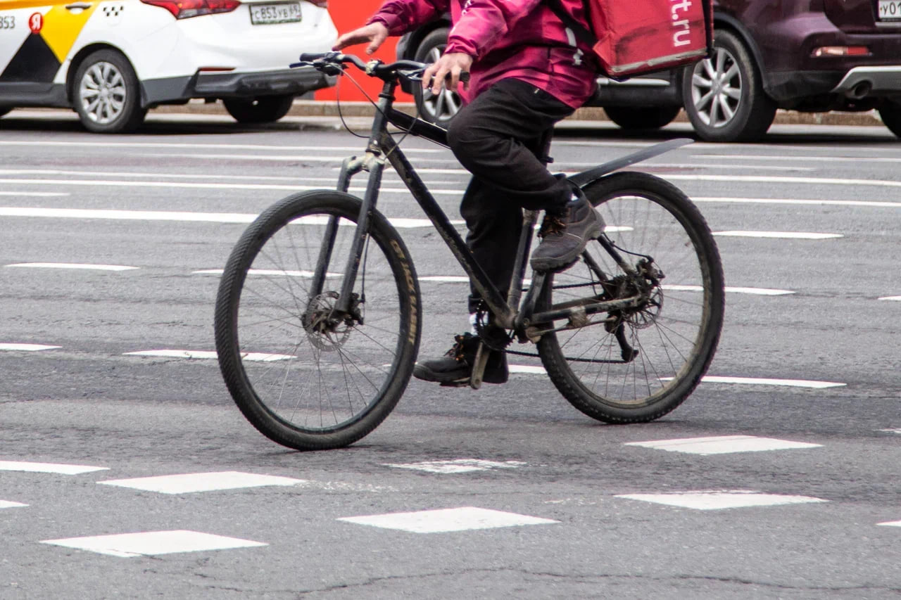 Курьеров на велосипедах убирают с московских тротуаров