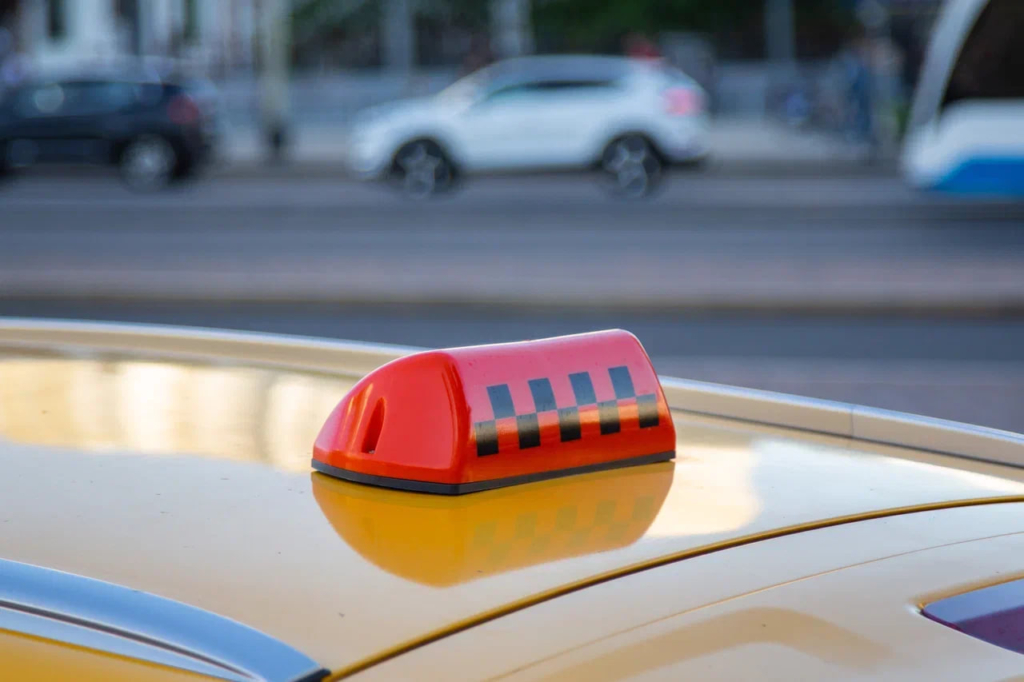 Самозанятым водителям такси увеличат штрафы за поездку без детского кресла