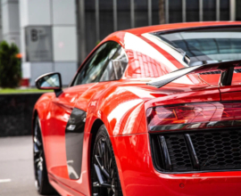 Автоблогер в золотом костюме снял десятки люксовых авто на свадьбе в Грозном