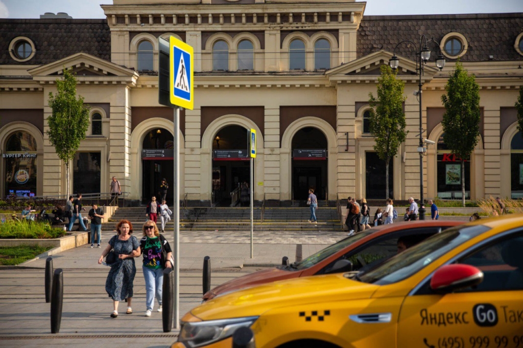 Депутаты предложили отменить штрафы для такси на остановках