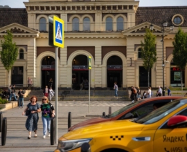 Депутаты предложили отменить штрафы для такси на остановках