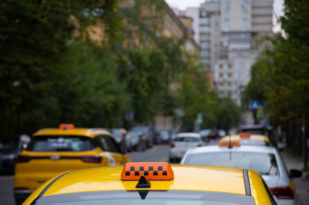 В Госдуме предложили обязать такси оборудовать машины детскими креслами