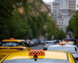 В Госдуме предложили обязать такси оборудовать машины детскими креслами