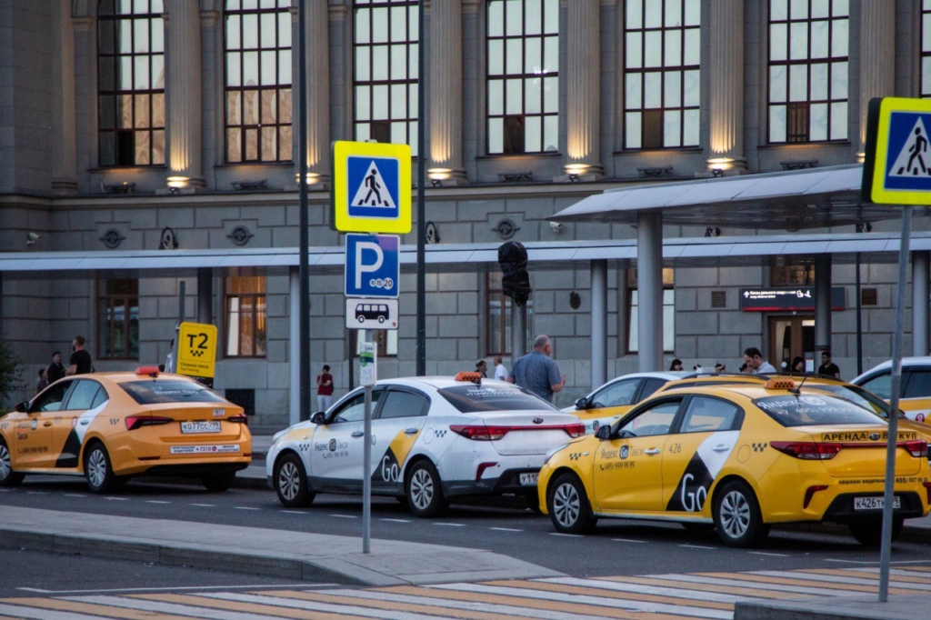 Самозанятых таксистов предложили перевести под контроль агрегаторов