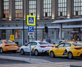 Самозанятых таксистов предложили перевести под контроль агрегаторов