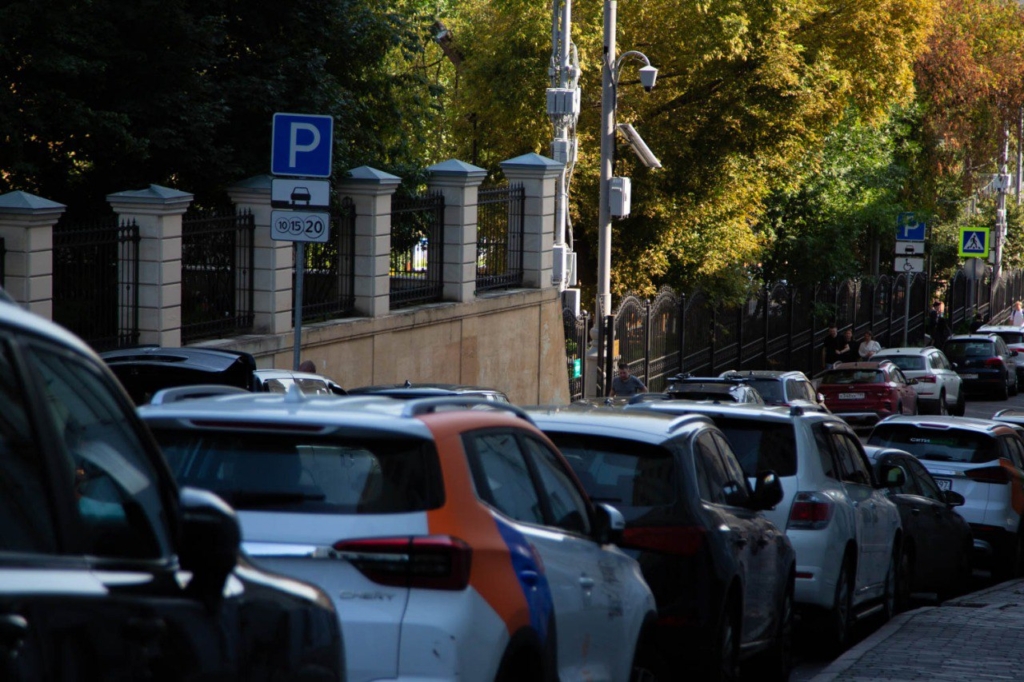 Депутат Чаплин предупредил водителей о штрафах за перекрытие выезда на парковке