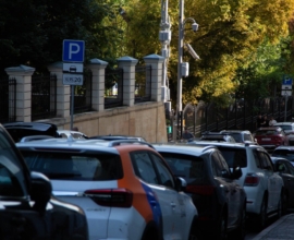 Депутат Чаплин предупредил водителей о штрафах за перекрытие выезда на парковке