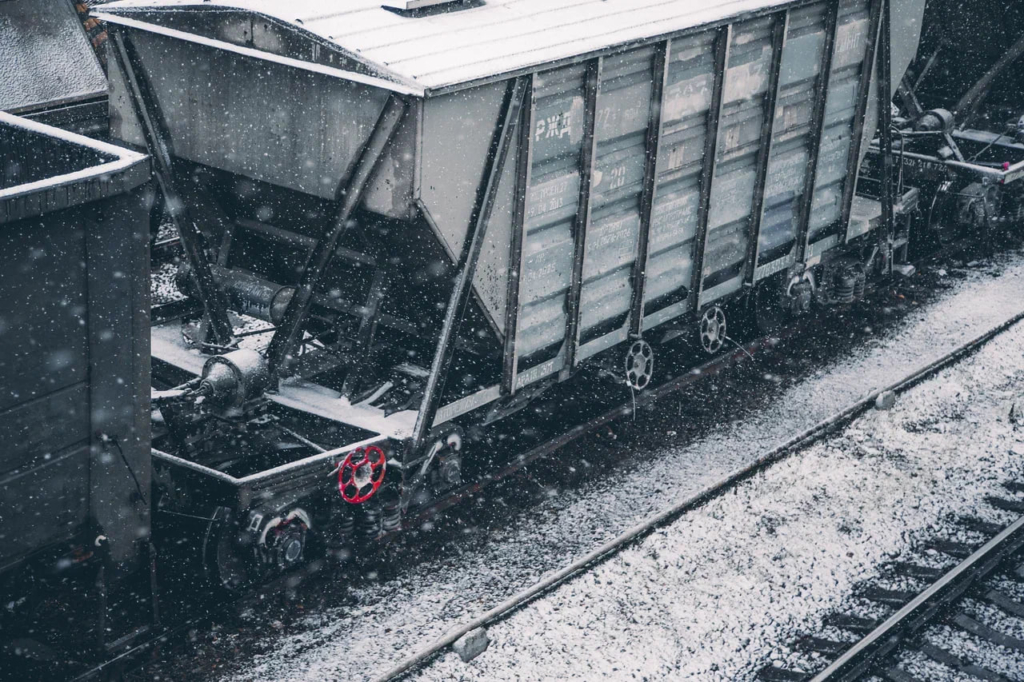На перегоне в Кировской области сошли с рельсов 21 вагон грузового поезда