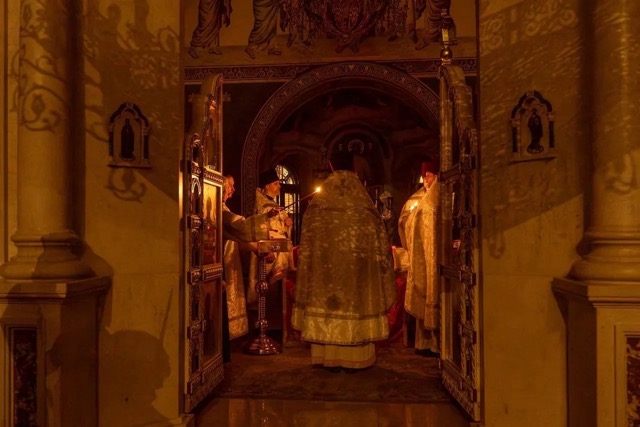 Благодатный огонь доставили в храмы Москвы, в частности — в храмы Восточного административного округа