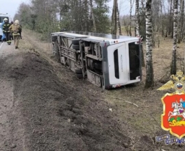 В Подмосковье автобус с пассажирами улетел в кювет и перевернулся на бок