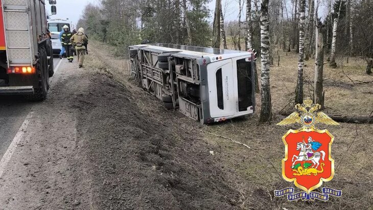 В Подмосковье автобус с пассажирами улетел в кювет и перевернулся на бок