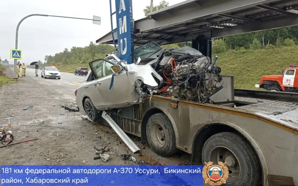 В Хабаровском крае в жутком ДТП с автовозом погиб 26-летний водитель