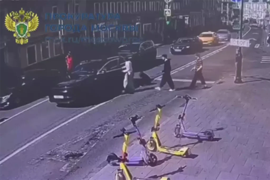 В Москве банда подростков инсценировала ДТП и избила полицейского