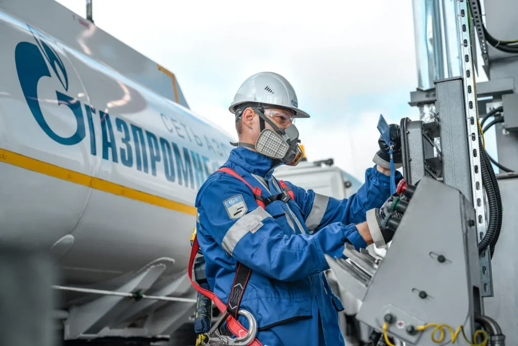 «Газпром нефть» полностью обеспечивает северный завоз топлива в регионы