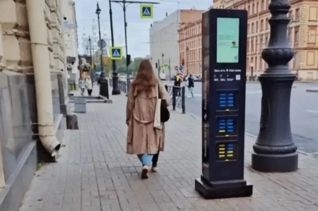 В Петербурге на остановках запустили бесплатную аренду пауэрбанков