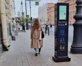 В Петербурге на остановках запустили бесплатную аренду пауэрбанков